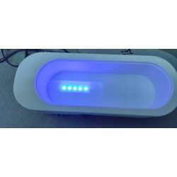 Led bleues lors du fonctionnement. Câble USB de charge fourni.