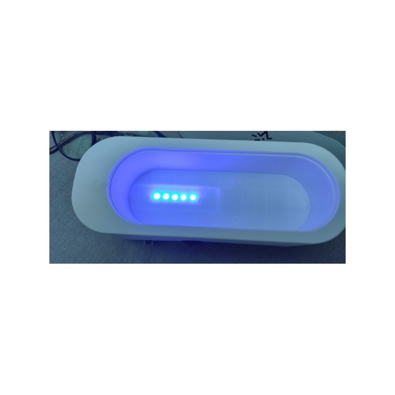 Led bleues lors du fonctionnement. Câble USB de charge fourni.